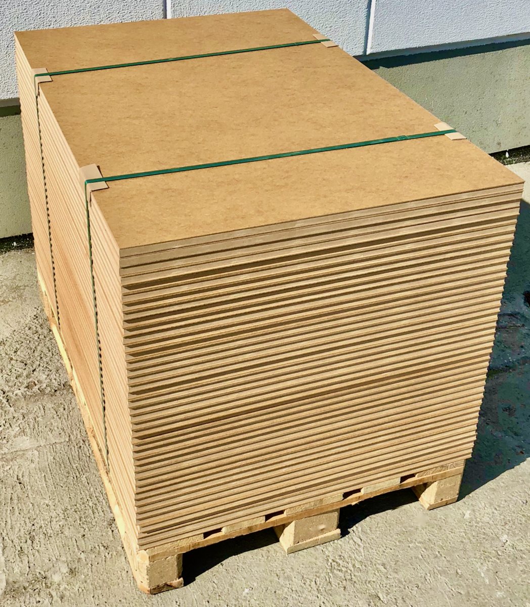 Gestapelte Leichtbauplatten für Verpackung auf einer Palette